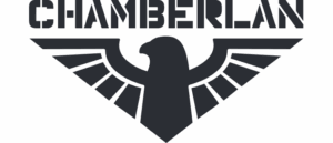 Logotipo de la marca de ropa al por mayor CHAMBERLAN: un águila negra estilizada con las alas extendidas se sitúa debajo de la palabra CHAMBERLAN en negrita y mayúscula en un tipo de letra geométrico.