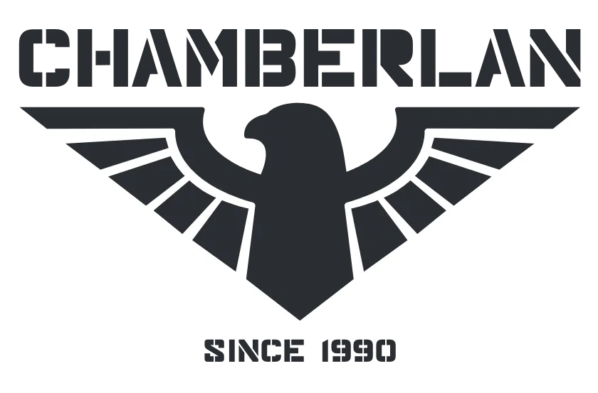 Logotipo de un águila estilizada en blanco y negro con las alas desplegadas bajo un texto en negrita y mayúsculas que dice "CHAMBERLAIN", y un texto más pequeño debajo que dice "DESDE 1908".