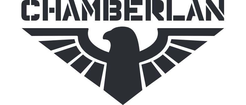 Logotipo de la marca de ropa al por mayor CHAMBERLAN: un águila negra estilizada con las alas extendidas se sitúa debajo de la palabra CHAMBERLAN en negrita y mayúscula en un tipo de letra geométrico.