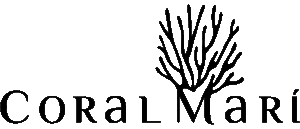 Logotipo de la marca de ropa Coral Marí. La imagen muestra las palabras Coral Marí en texto negro, con una rama de coral estilizada que forma parte de la letra M de Marí. El diseño minimalista evoca la naturaleza.