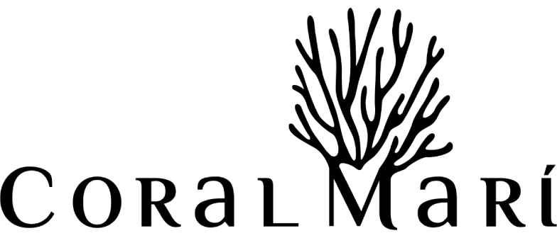 Logotipo de la marca de ropa Coral Marí. La imagen muestra las palabras Coral Marí en texto negro, con una rama de coral estilizada que forma parte de la letra M de Marí. El diseño minimalista evoca la naturaleza.