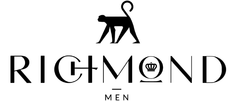 Logotipo de la marca de ropa Richmond:, compuesto por silueta negra de un mono andante sobre la palabra RICHMOND en fuente negra estilizada, con MEN debajo. La letra O presenta en el centro un gráfico en forma de corona.